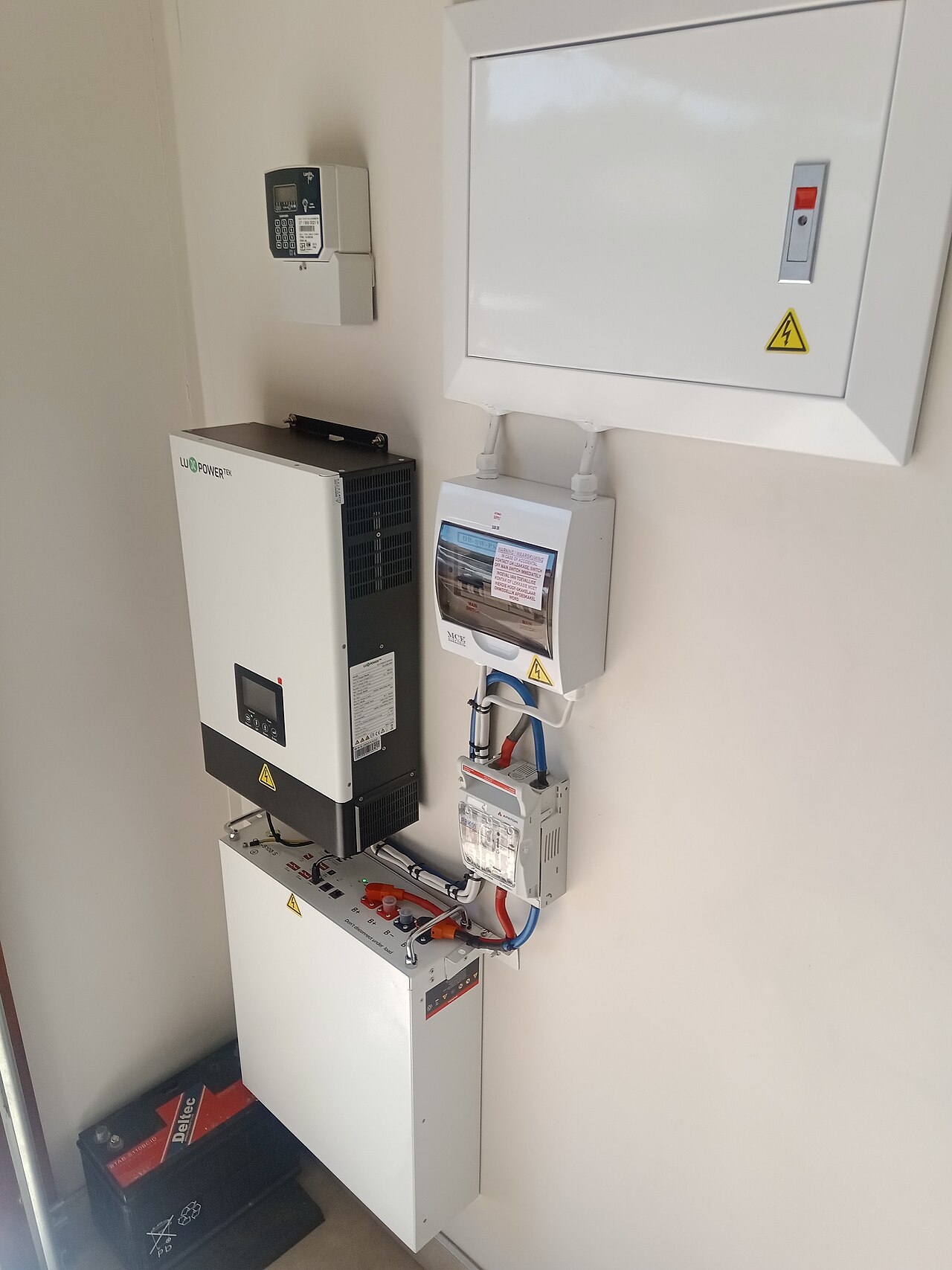 Batteria e inverter installati in un locale tecnico